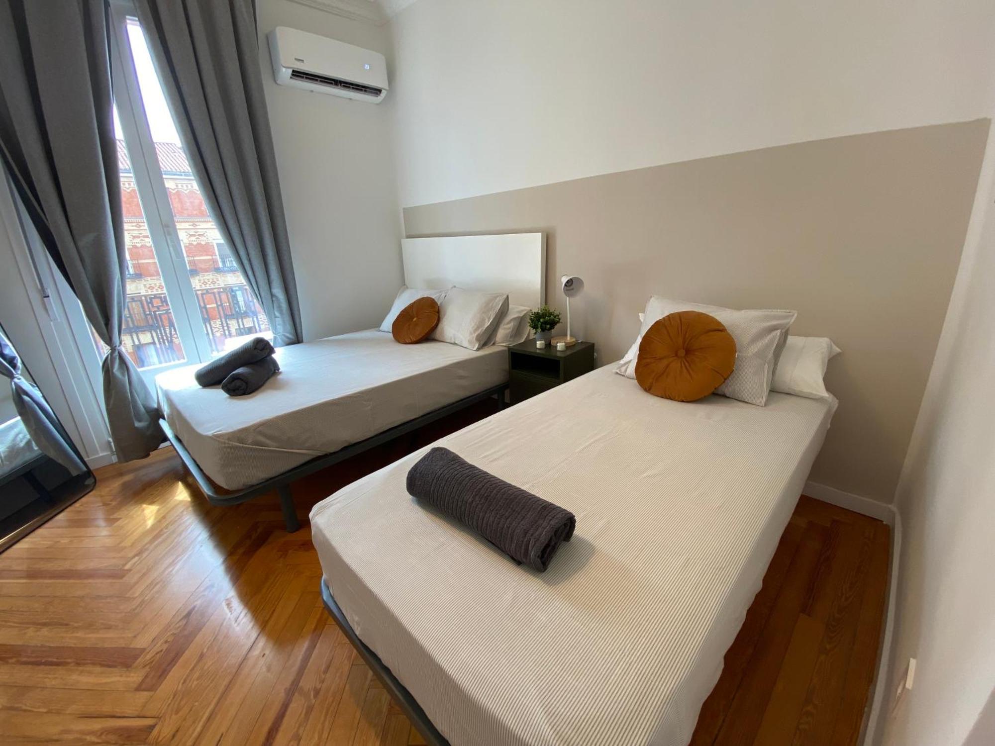 Santa Engracia Street, Private Rooms — Photos 1